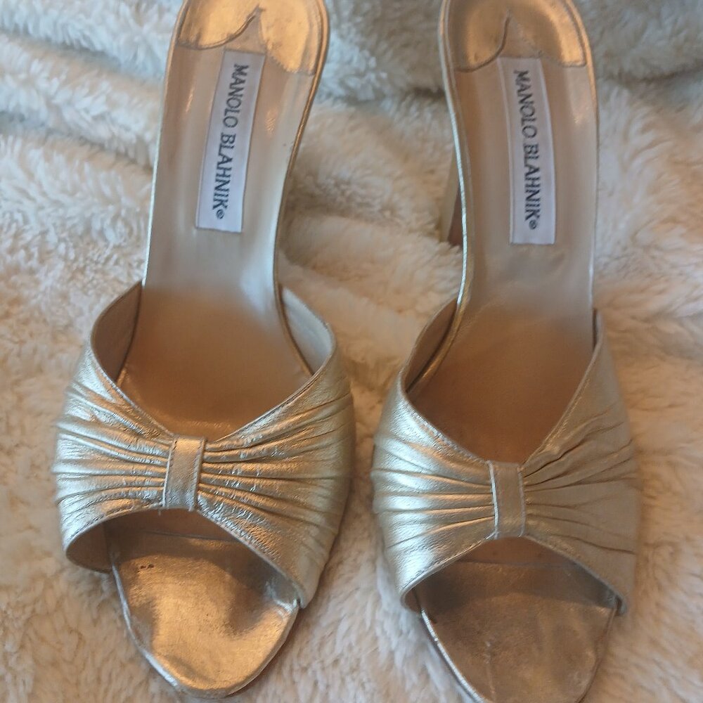 MANOLO BLAHNIK GOLD HEELS SIZE 6.5